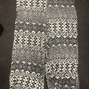 XL Flowy Black and White Aztec Capris Light Material (Rayon) Wide Leg